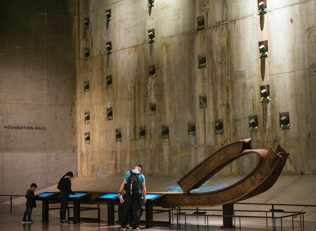 Os visitantes do museu podem tocar e deixar mensagens interativas na Signing Steel, uma coluna que já fez parte da Torre Sul. Foto: Reprodução/Instagram