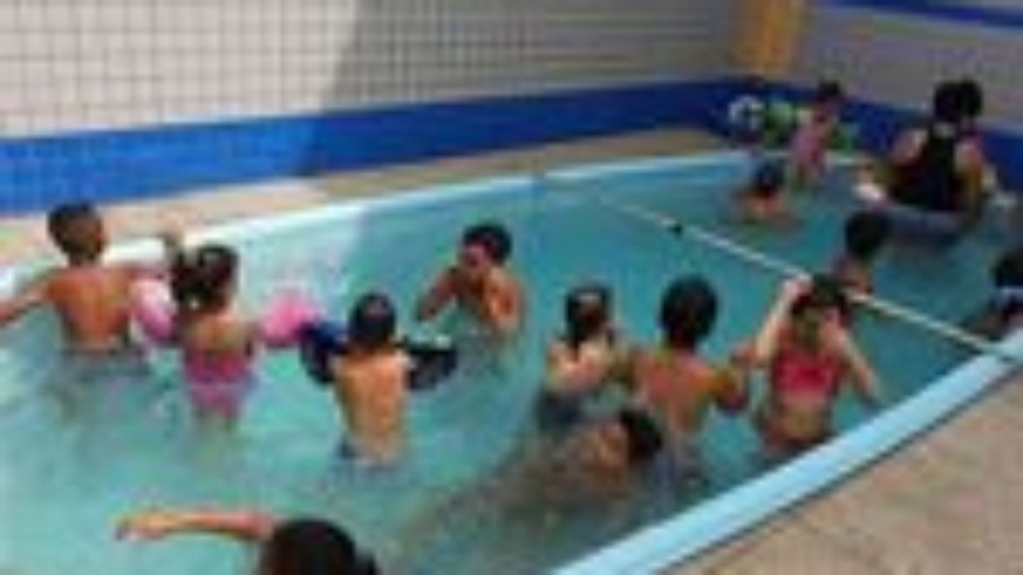 Garoto de 9 anos morre em piscina de escola; a causa está sendo investigada