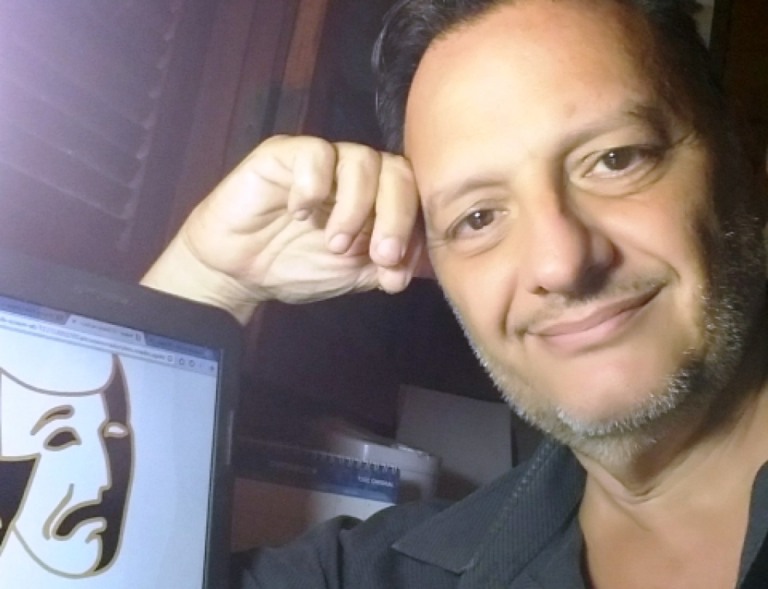 Dramaturgo e roteirista se encontra com tarot e ganha público em consultas virtuais