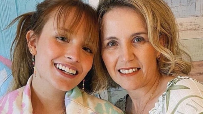 Mãe de Larissa Manoela emociona em set de novela: 'Me sinto realizada'