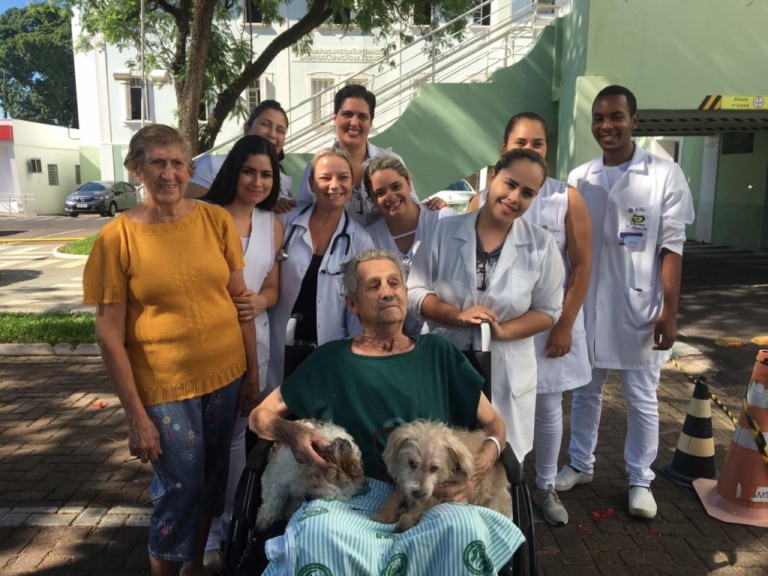 Paciente pede e Santa Casa de Marília promove reencontro com cães