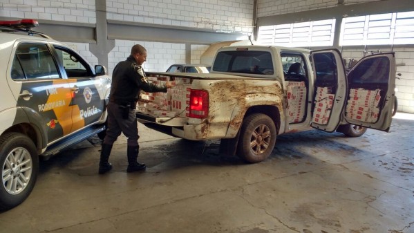 Polícia apreende cigarros em carro furtado