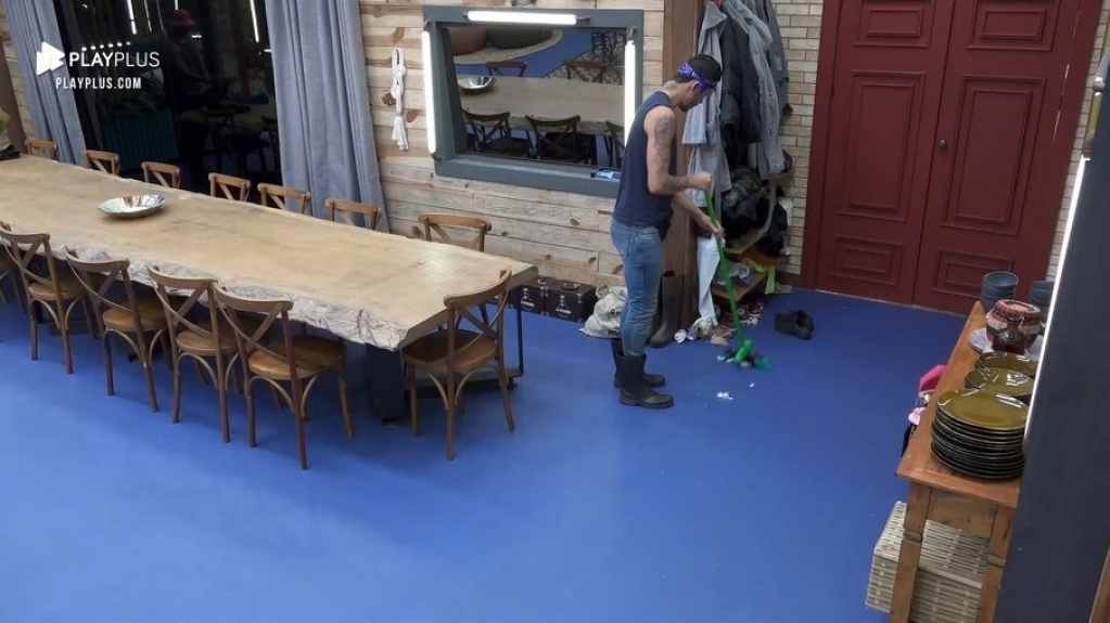 'A Fazenda 13': Sem saber do que Dayane fez, Rico varre espuma do casaco do chão
