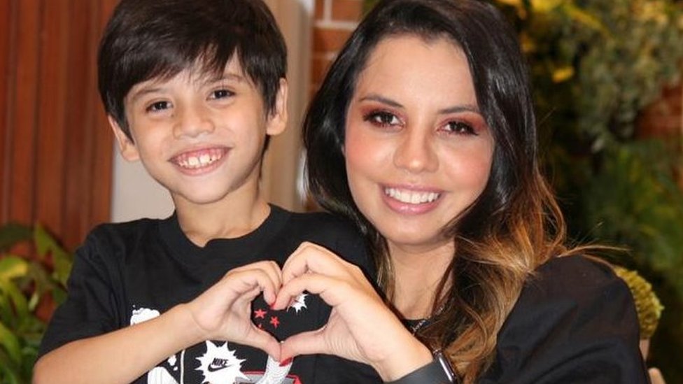 Enzo com sua mãe, Milene