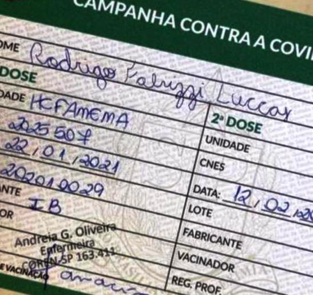 Brincadeira - Empresário posta carteira de vacinação fora da fila no HC; MP apura