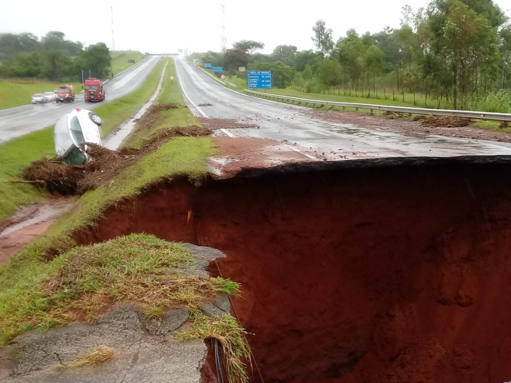 Temporal interdita rodovia Rondon em Botucatu; cidade decreta calamidade