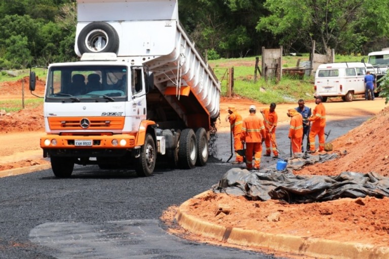 Obra de rotatória na Estrada do Pombo deve terminar neste semana