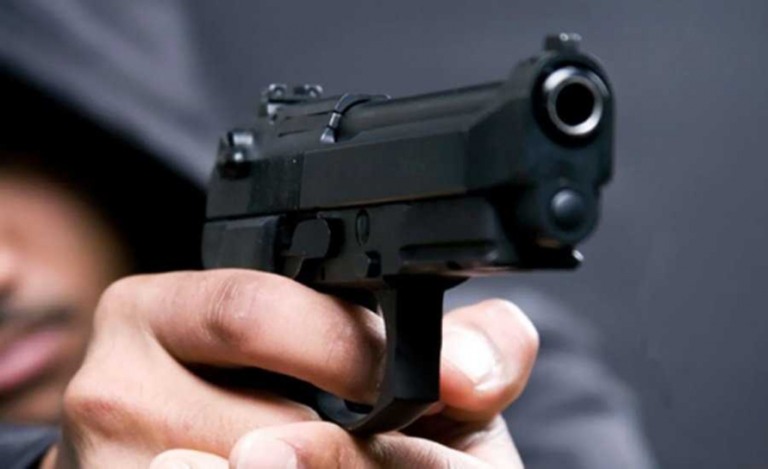 Ladrões com arma de brinquedo desistem de roubo em Marília: muita gente na casa
