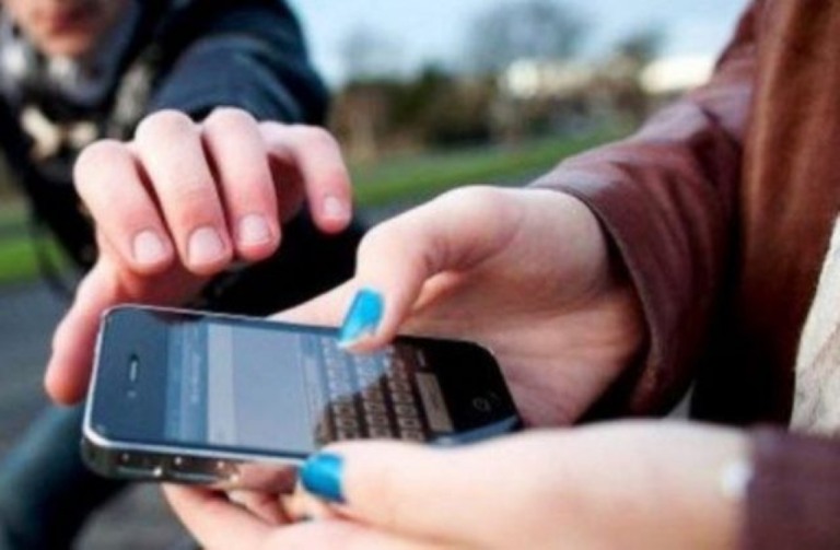 Auxiliar de enfermagem tem celular roubado por criminoso com faca
