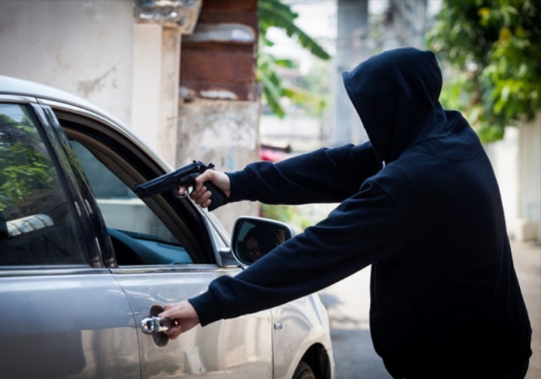 Ladrões em moto roubam carro de estudante no Campus Universitário