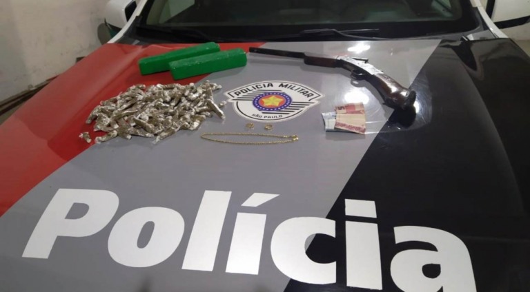PM prende acusado de roubo em Gália; recolhe arma, drogas e joias