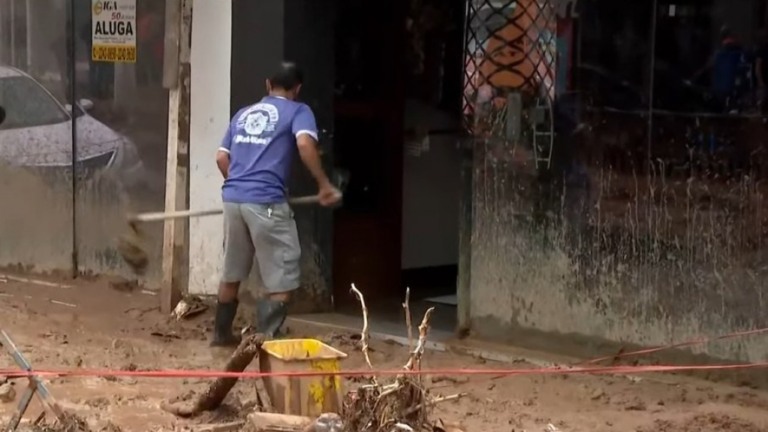 Petrópolis: deslizamento atinge ponto comercial popular e fecha lojas