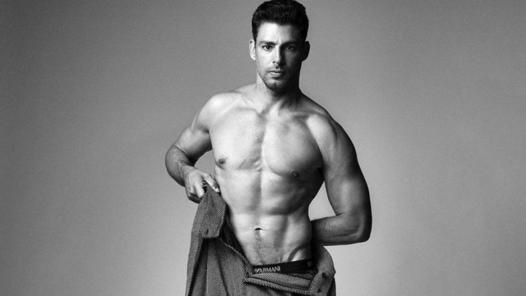 Cauã Reymond tira roupa em publicação: "tá calor"