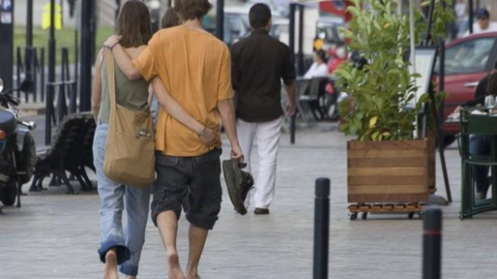 Andar descalço na rua e arrotos na mesa: os costumes estranhos de outros países