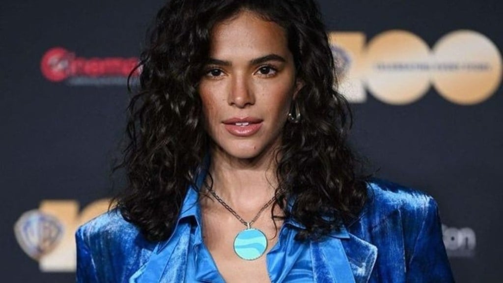 Reprodução/Instagram/Bruna Marquezine Preciso cortar o cabelo alisado para voltar aos fios ondulados naturais? Especialista responde