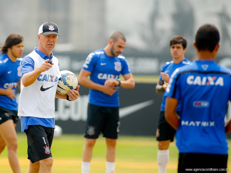 Corinthians enfrenta Inter para espantar crise