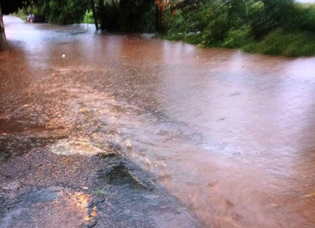 Enxurrada atinge casas em Vera Cruz, erosão e meteorologia preocupam