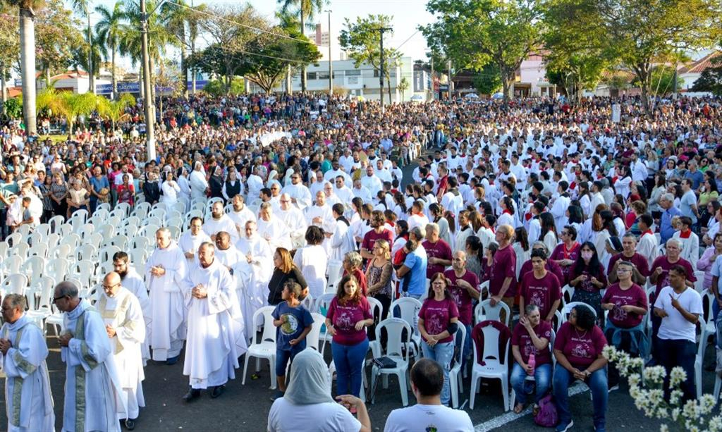 Celebração do Corpus Christi mobiliza multidão; mensagem em cesta básica emociona