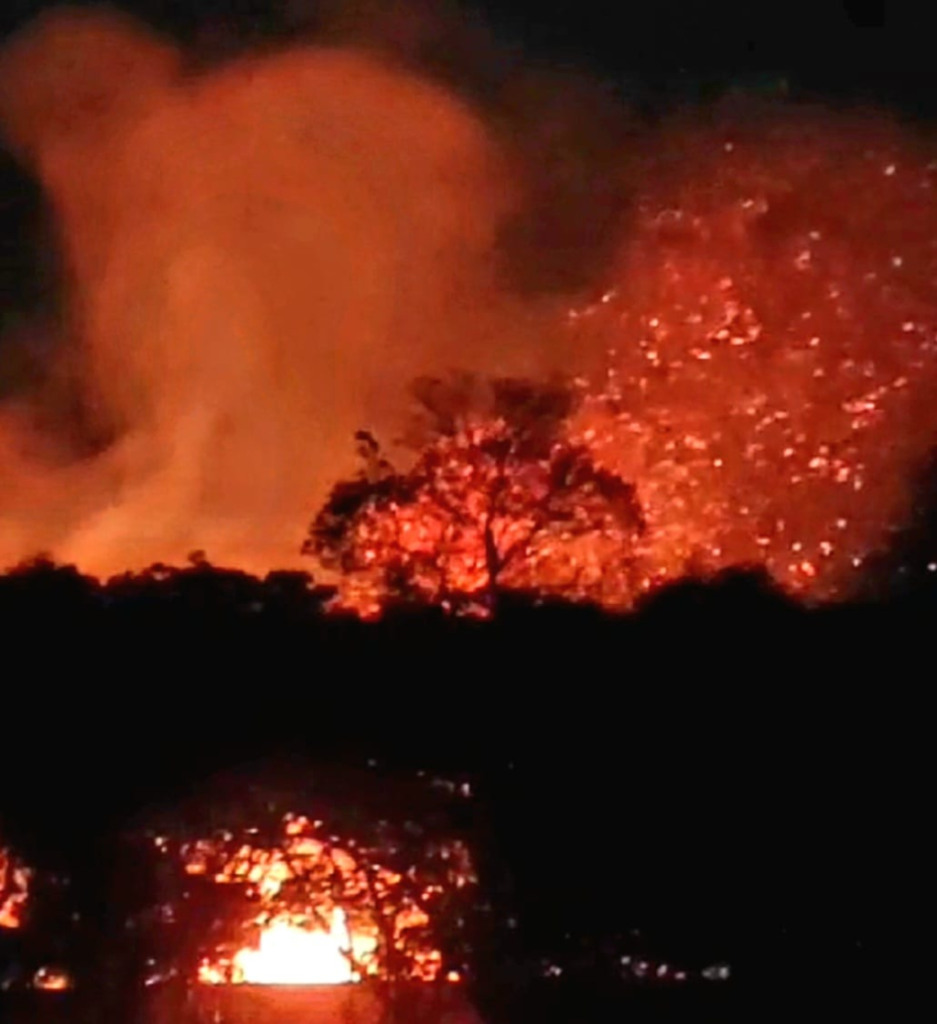 Queimada mobiliza bombeiros e Defesa Civil na zona norte; vídeo Queimada mobiliza bombeiros e Defesa Civil na zona norte; vídeo