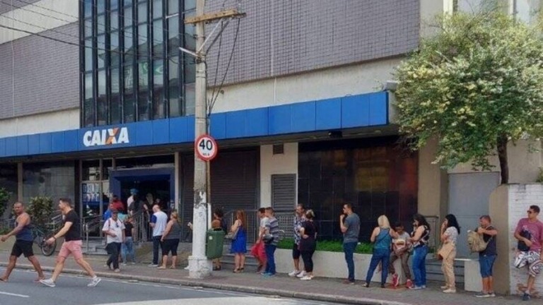 FGTS: maioria quer casa própria, mas metade diz ter menos de R$ 2.500