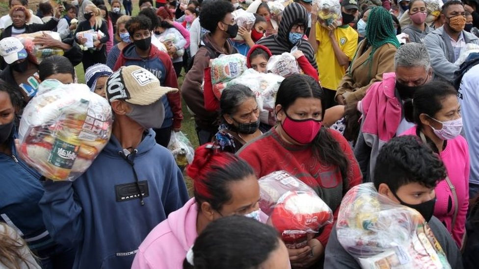 Distribuição de cestas básicas em SP