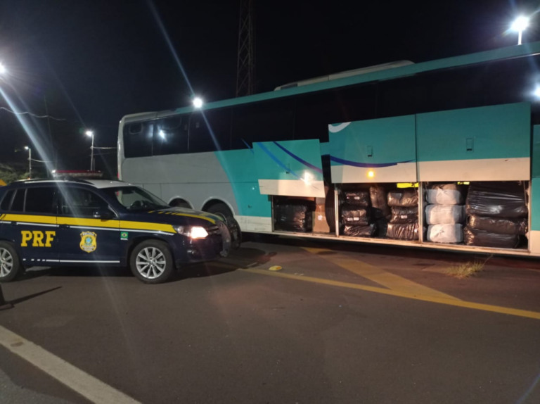 PRF apreende em Ourinhos ônibus e carga de vestuário a caminho do Brás