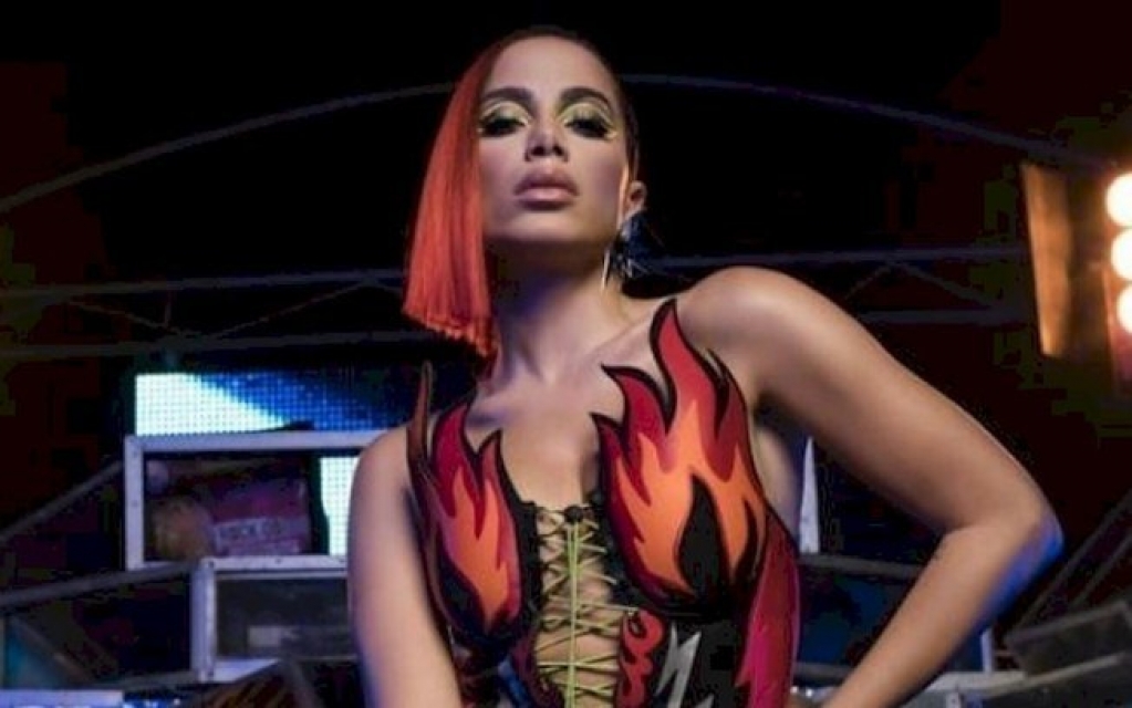 Anitta usa vestido de R$ 60 mil em celebração do Natal em família Anitta usa vestido de R$ 60 mil em celebração do Natal em família