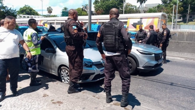 Reprodução/redes sociais Tiroteio aconteceu nesta tarde na Avenida Brasil, uma das mais movimentada do Rio de Janeiro