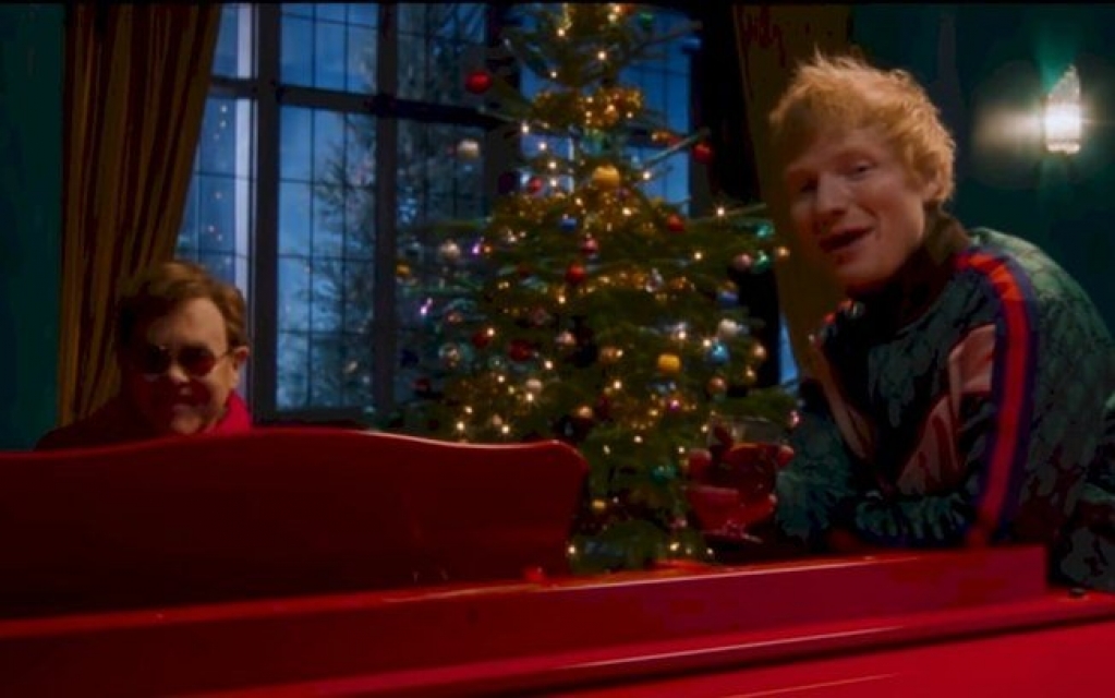 Ed Sheeran diz que "quase matou" Elton John no clipe "Merry Christmas" Ed Sheeran diz que "quase matou" Elton John no clipe "Merry Christmas"