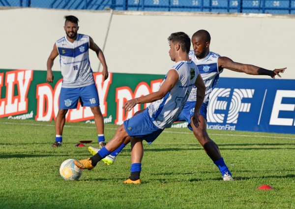 Netinho e Marcus Vinícius disputam lance durante treino tático – Ricardo Prado/Divulgação