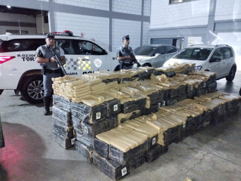 Fiscalização apreende maconha em carga de vidro na região; PF investiga