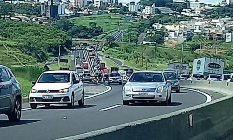 Acidente com caminhões e furgão complica trânsito na rodovia do Contorno em Marília