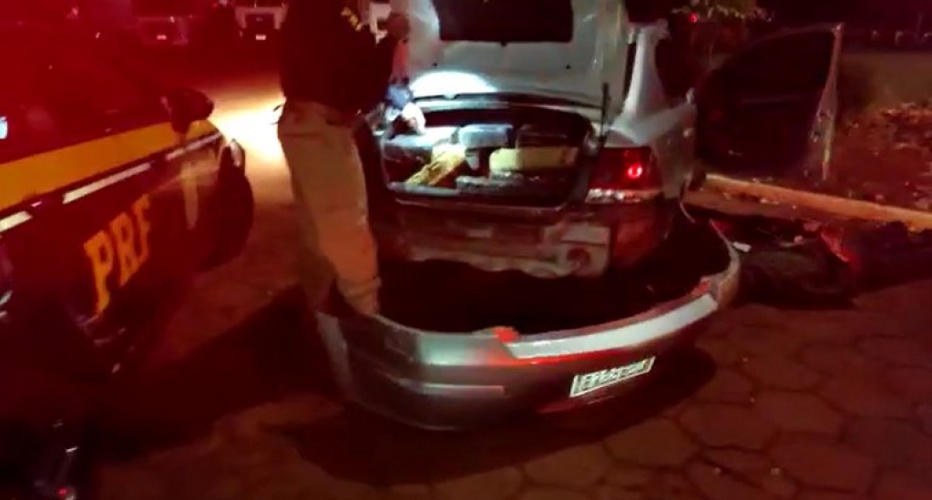 Dois homens são presos por tráfico após fuga em alta velocidade e acidente na BR-153