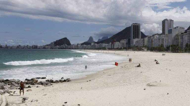 Justiça reverte demissão de mulher que foi à praia com Covid-19