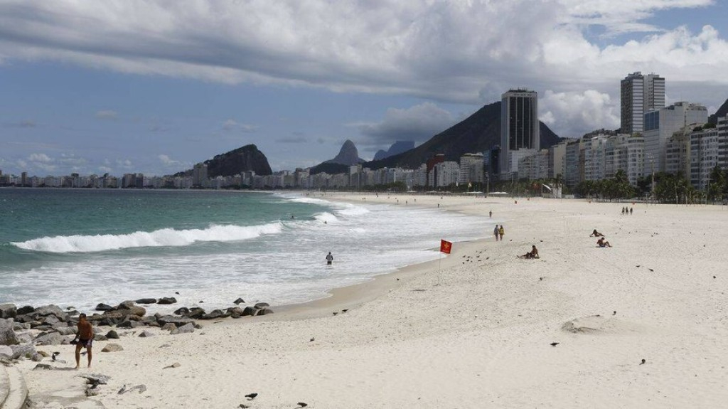 Justiça reverte demissão de mulher que foi à praia com Covid-19 Justiça reverte demissão de mulher que foi à praia com Covid-19