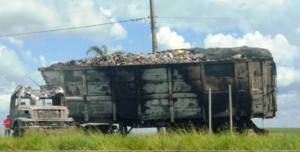 Caminhão de transbordo de lixo pega fogo em Marília