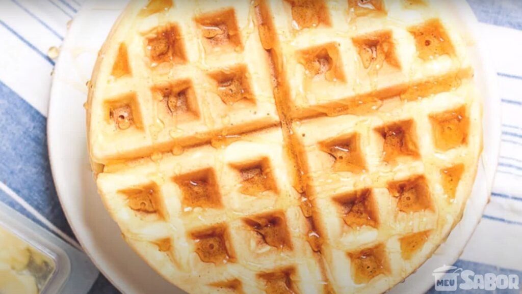 Sabe aquele café da manhã bem americano e que não pode faltar o famoso waffle de milho!