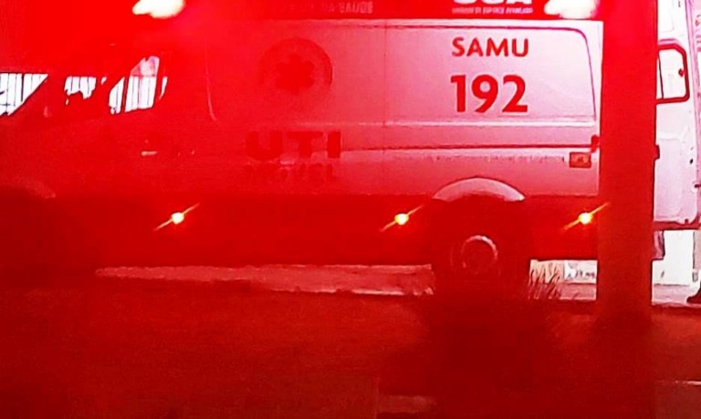 Homem agride mulher com cadeiradas e algemado ameaça matar vítima