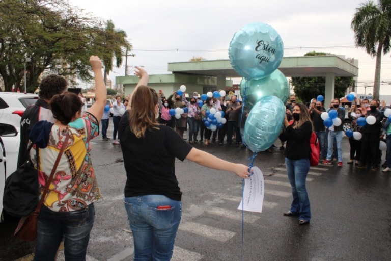 Covid - Paciente tem alta após 76 dias e recebe homenagens na Santa Casa