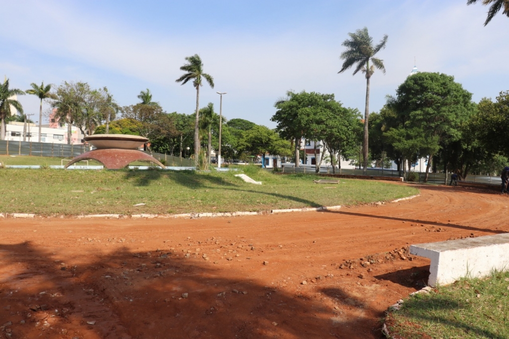 Praça ganha bolsões de estacionamento em reforma no centro de Marília