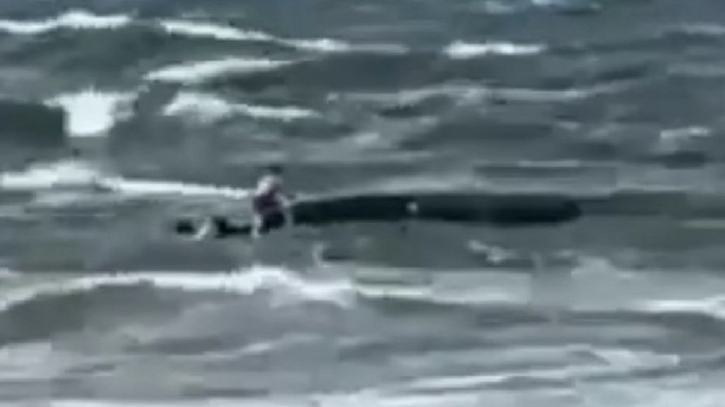 SC: vídeo mostra naufrágio de embarcação que matou duas pessoas