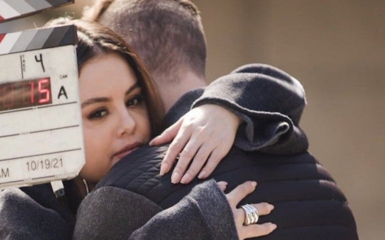 Coldplay anuncia novo clipe com participação de Selena Gomez