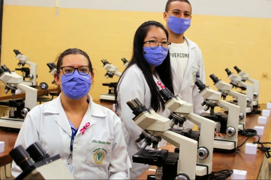 Docente do curso de Medicina Veterinária da Unimar e coordenadora do evento, Camila Dias Porto e os acadêmicos, Guilherme Martins e Karina Chinen.