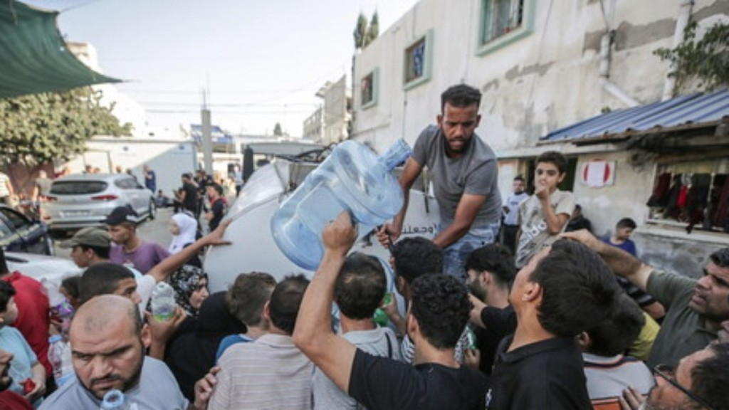 ANSA Palestinos tentam deixar região em meio ao conflito