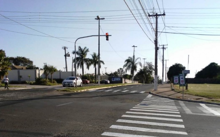 Avenida da zona norte ganha semáforo e Emdurb anuncia mais dois em Marília