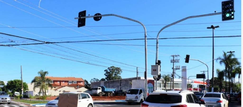 Motorista com carro de Garça bate em Marília e foge do local