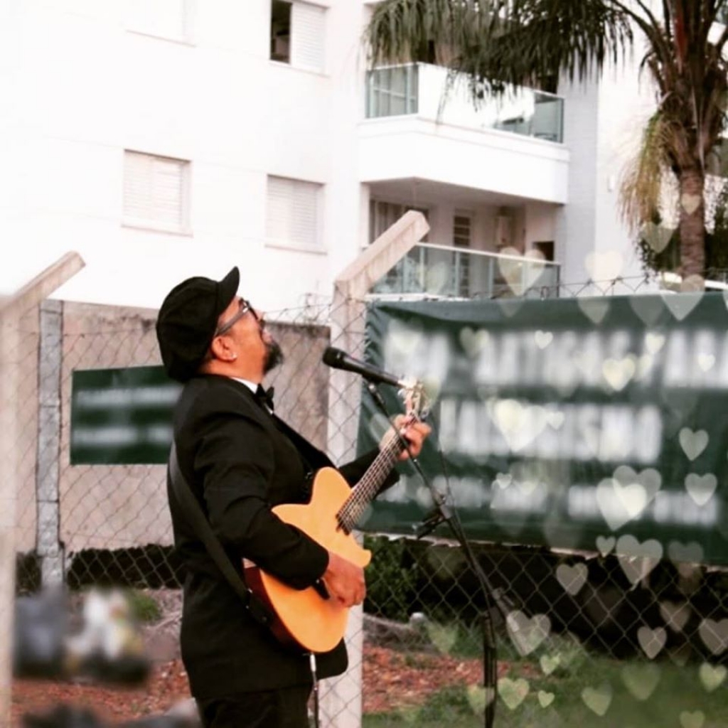 Projeto leva serenatas para condomínios de Marília; veja vídeo Projeto leva serenatas para condomínios de Marília; veja vídeo