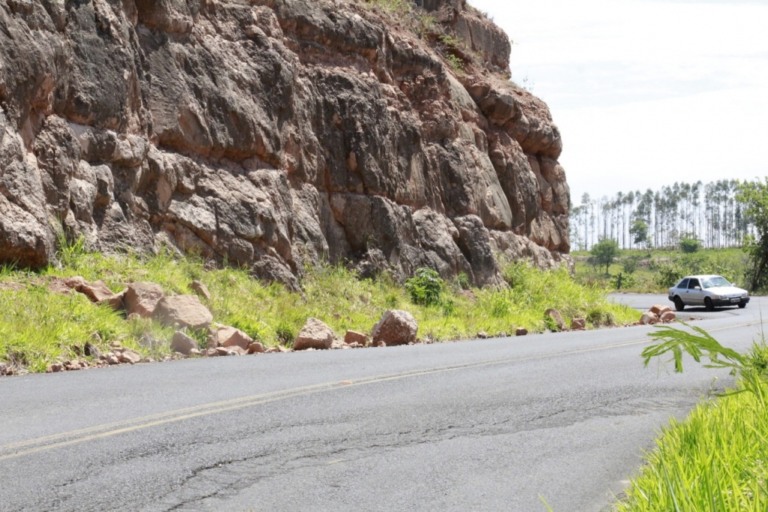 Serra de Avencas tem risco de desmoronamento e obras emergenciais