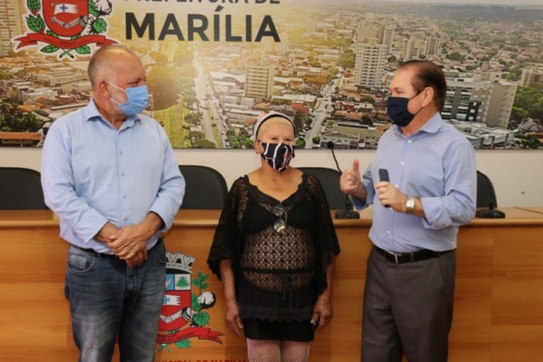 Servidora ganha homenagem em Marília por aposentadoria após 30 anos