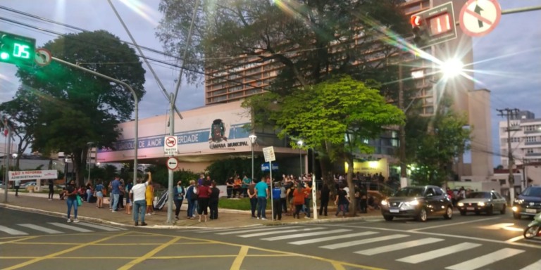 Servidores de Marília aprovam estado de greve e marcam paralisação em protesto